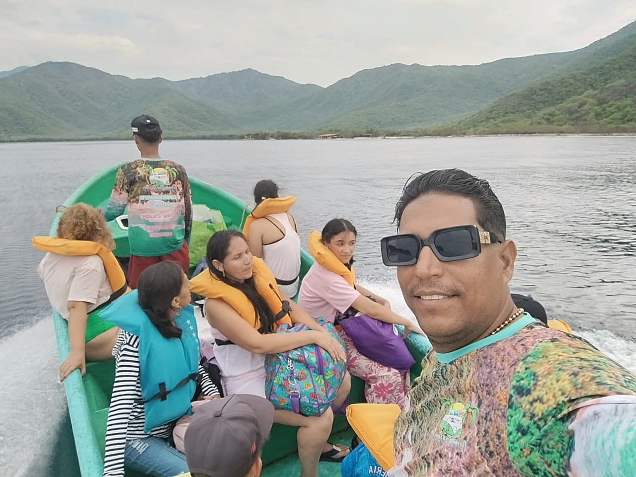 Grupo de turistas en paseo en lancha por la costa