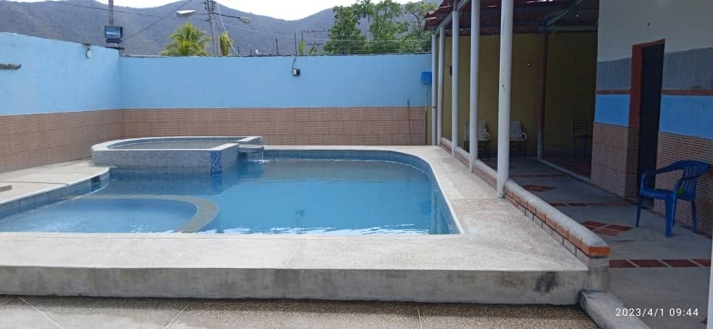 Piscina con hidromasaje y vista a las montañas