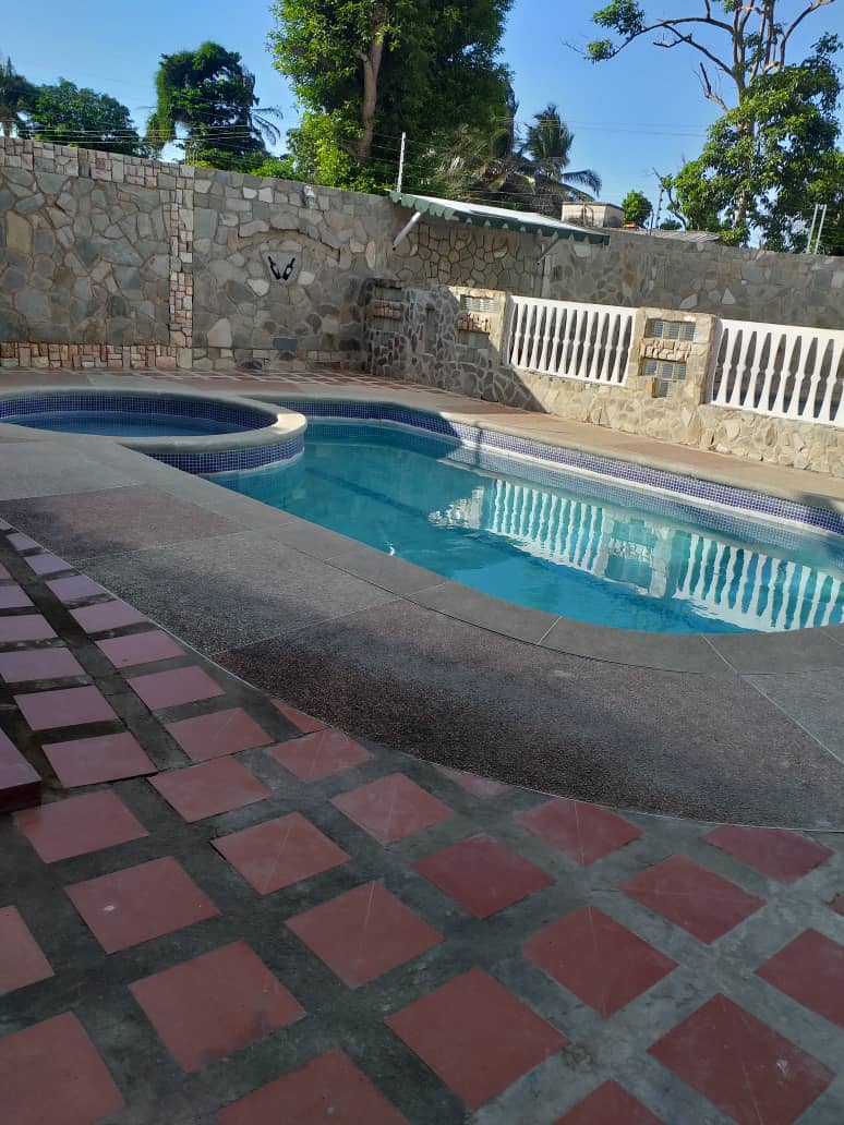 Piscina alargada con jacuzzi circular