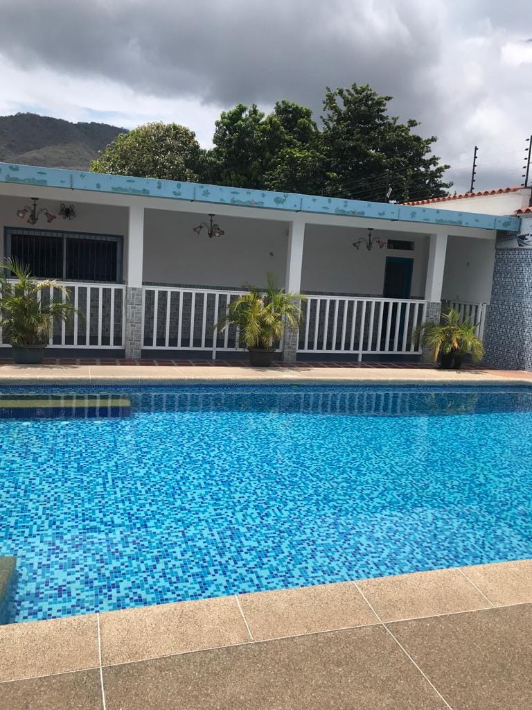 Fachada y piscina de la casa vacacional