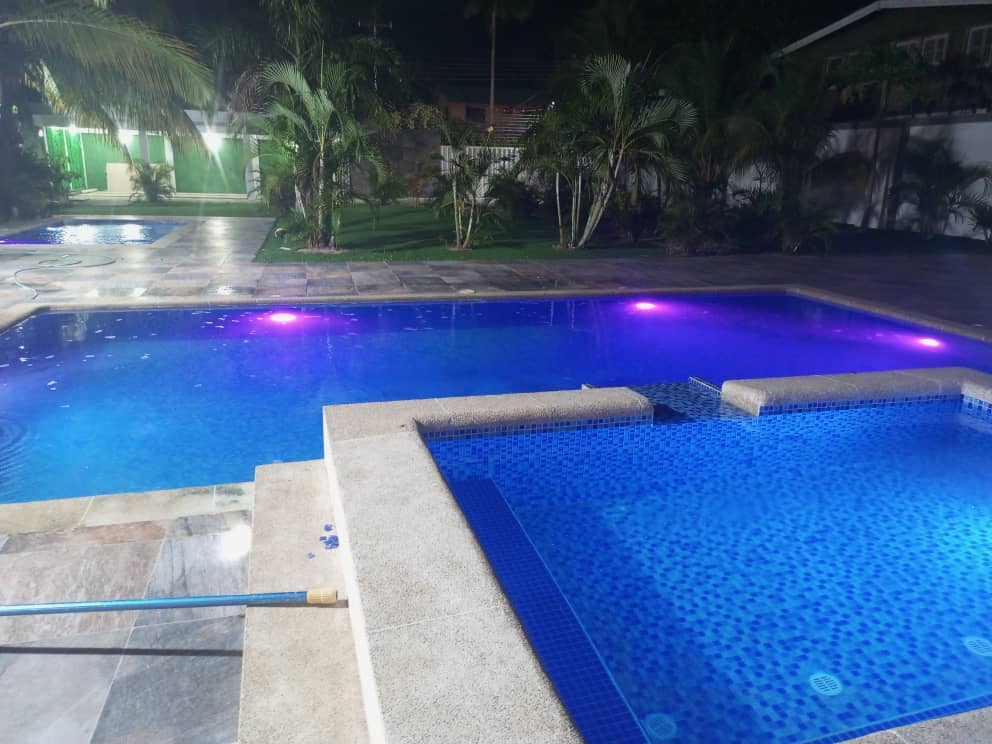 Piscinas iluminadas de noche con luces subacuáticas