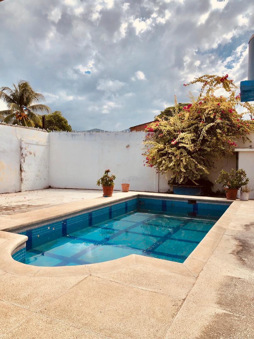 Piscina y patio de la casa vacacional
