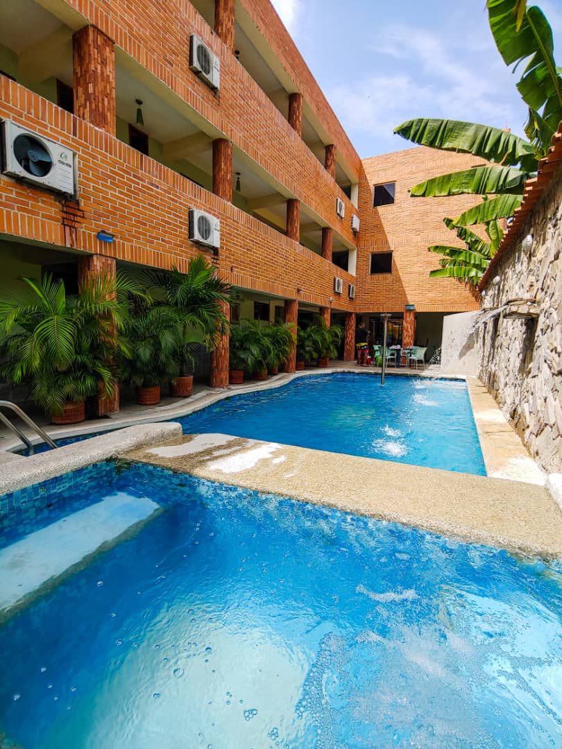 Complejo vacacional con piscina y edificación de ladrillos